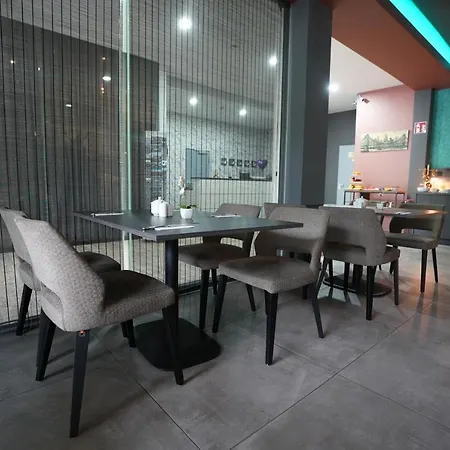 Attaché An Der Messe Hotel 3*