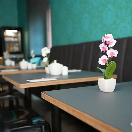 Hotel Attaché An Der Messe 3*