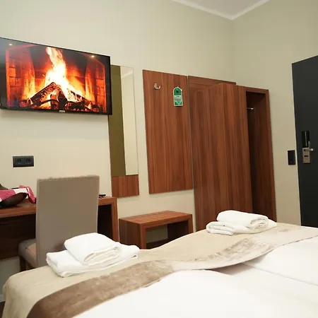 Attaché An Der Messe Hotel 3*