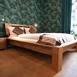 Attache An Der Messe