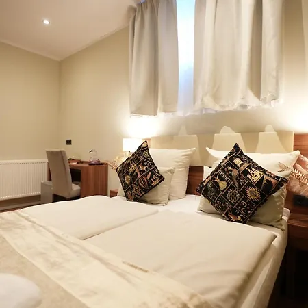 アタッシェ アン デア メッセ 3* フランクフルト