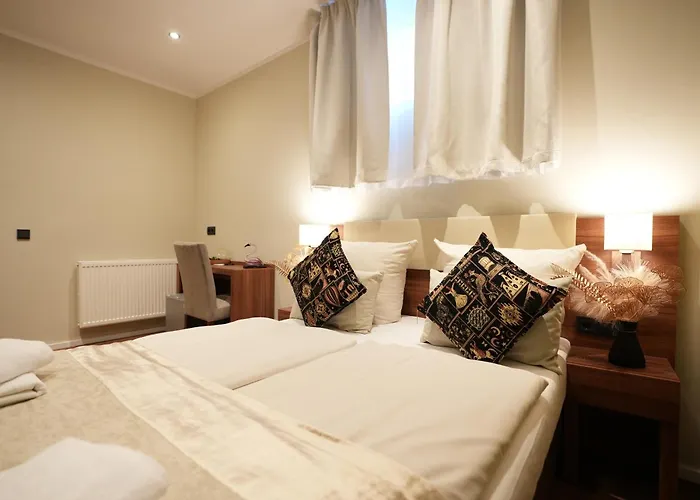 アタッシェ アン デア メッセ 3* フランクフルト